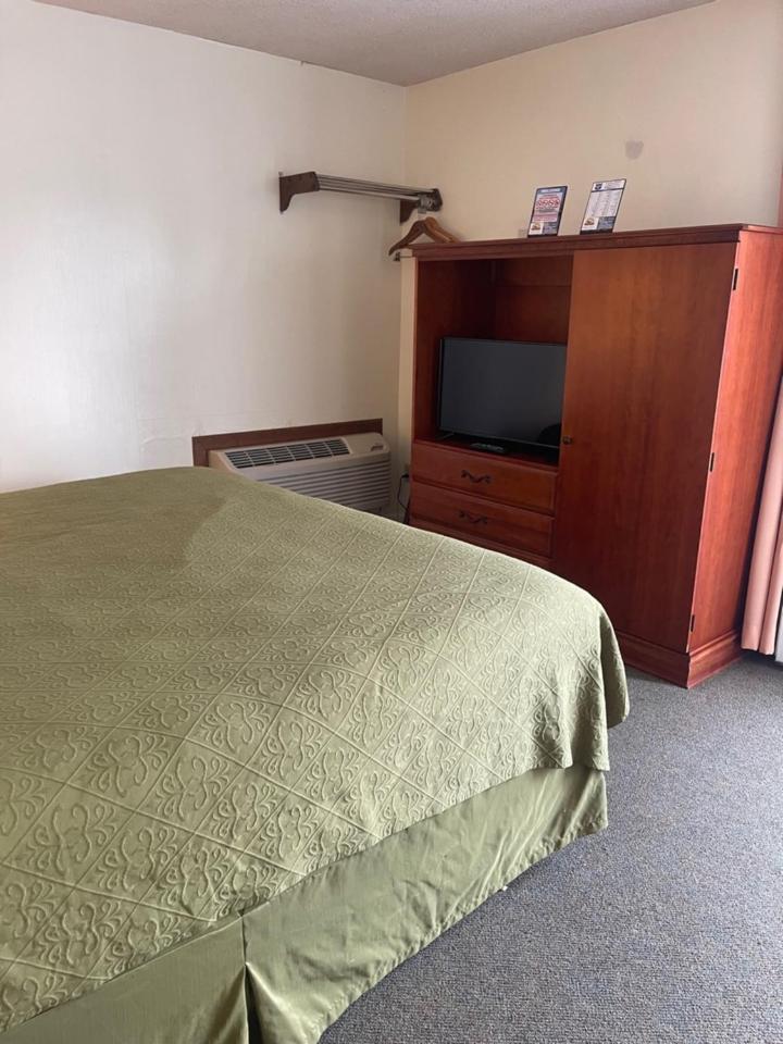 Knights Inn Mackinaw City Extérieur photo